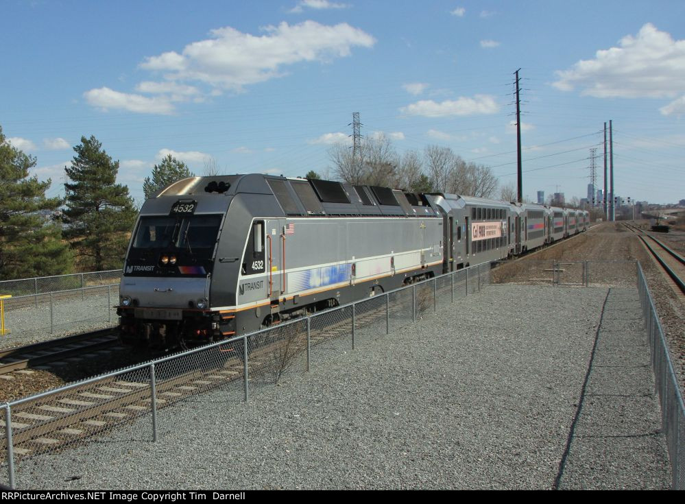 NJT 4532 arrives.
